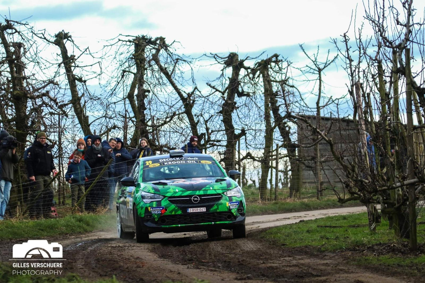 Reliques de rallye uniques : pneus et jantes d'origine de l'équipe de rallye Max Decock