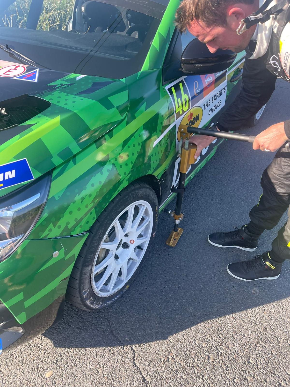 Reliques de rallye uniques : pneus et jantes d'origine de l'équipe de rallye Max Decock